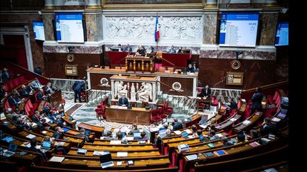 Budget 2026 : le gouvernement décide que les députés ne siégeront pas ce week-end, le vote de la partie "recettes" n'aura pas lieu lundi à 15 heures comme prévu