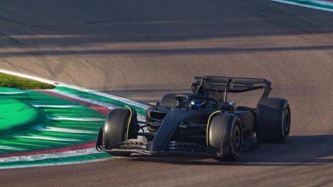 Checo Pérez vuelve a pilotar un F1, 339 días después