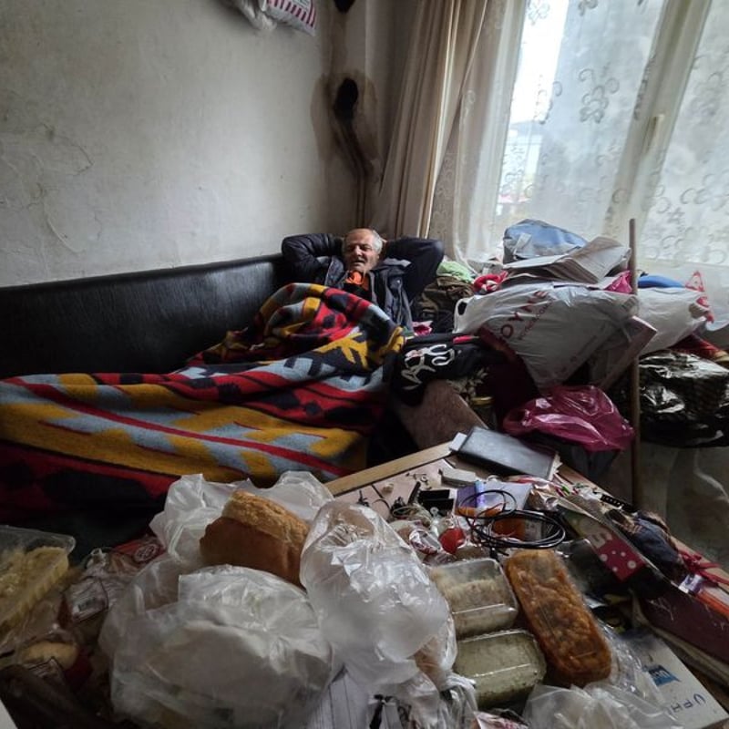 Hafızasını kaybetti 4 kamyon çöp çıkarıldı