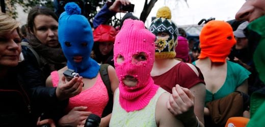 »Political Girl« von Pussy Riot-Mitglied Maria Aljochina: Von Punk-Gebet zur Fußfessel