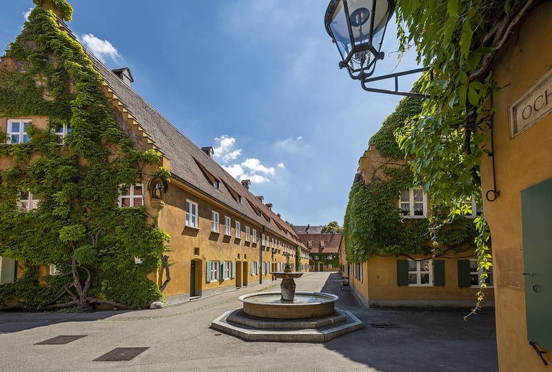 En Bavière, la Fuggerei, cette cité sociale catholique où les résidents paient un loyer annuel inférieur à un euro