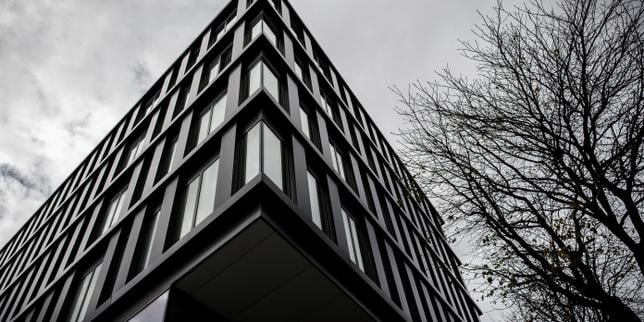 Le siège du groupe RMC BFM évacué après « une alerte de sécurité », les directs suspendus