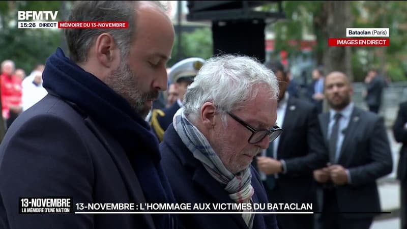 Commémorations du 13-Novembre: Les présidents des associations "13 one 15 fraternité et vérité" et "Life For Paris 13 novembre 2015" déposent une gerbe de fleurs à l'entrée du Bataclan
