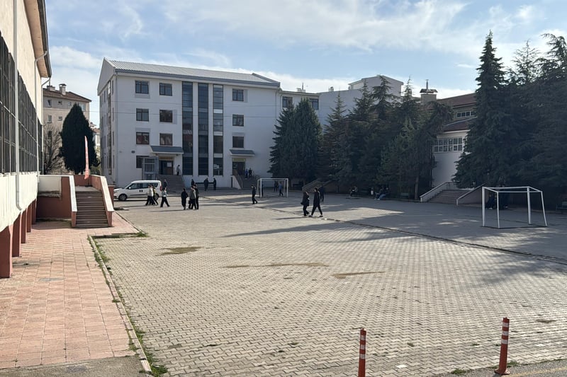 Eskişehir’de lise öğrencisi zehirlenme şüphesiyle hastaneye kaldırıldı