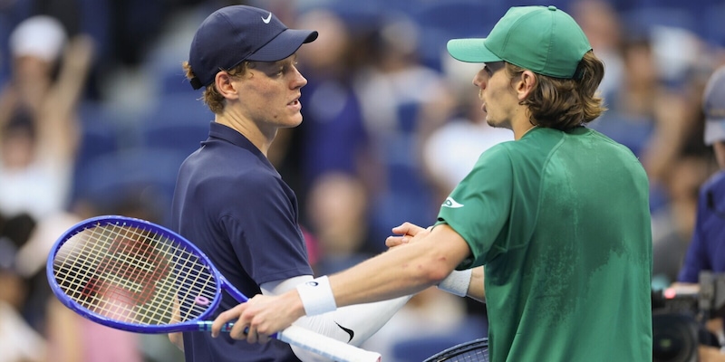 <p>Sinner pronto a fare 13, rispunta De Minaur che ammette: &ldquo;Volevo andare in aeroporto e sparire&rdquo;</p>