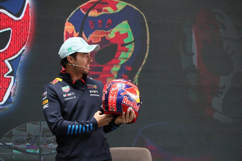 Checo Pérez ya rueda con Cadillac… ¡en un Ferrari!