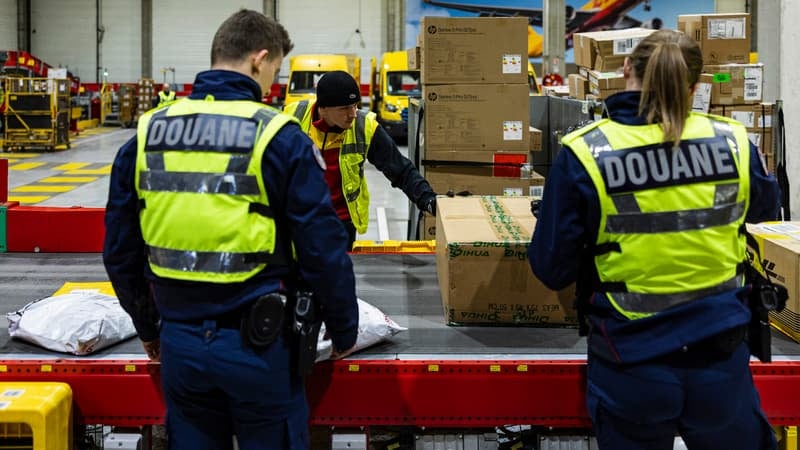 "C'est un jeu du chat et de la souris": comment les douaniers cherchent les objets illicites parmi les 800 millions de colis qui traversent chaque année la France