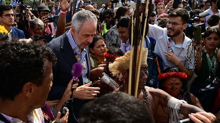 COP30 : des manifestants autochtones bloquent pacifiquement l'entrée du site