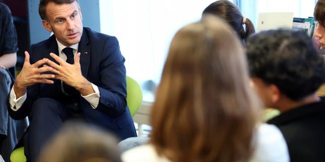Emmanuel Macron dit qu’il va « sans doute » élargir l’interdiction du téléphone portable au lycée à la prochaine rentrée