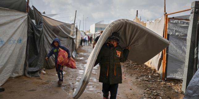 VIDÉO. A Gaza, de fortes pluies inondent les camps de déplacés