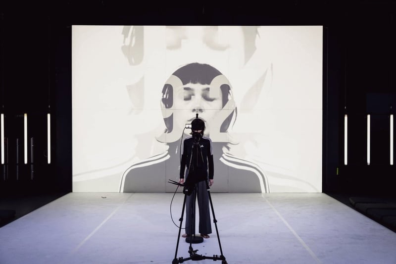 « Musée Duras » : Julien Gosselin met en scène une traversée de l’oeuvre de l’écrivaine au Théaêtre de l’Odéon