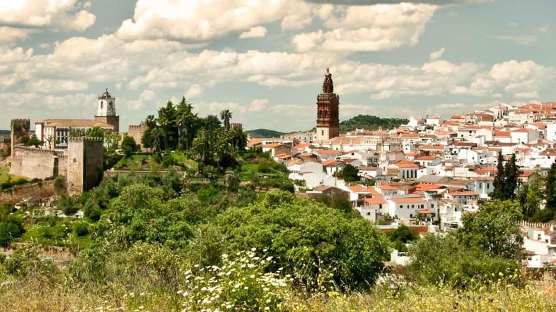 Es difícil visitar esta localidad sin mirar hacia arriba, por eso la llaman "la ciudad de las cuatro torres"