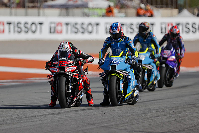 Marco Bezzecchi se lleva la última pole y la más apretada del año