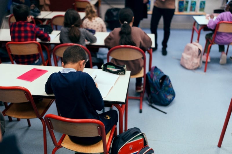 Les animateurs des écoles parisiennes demandent des recrutements massifs de titulaires et reconduisent leur grève de manière « illimitée »