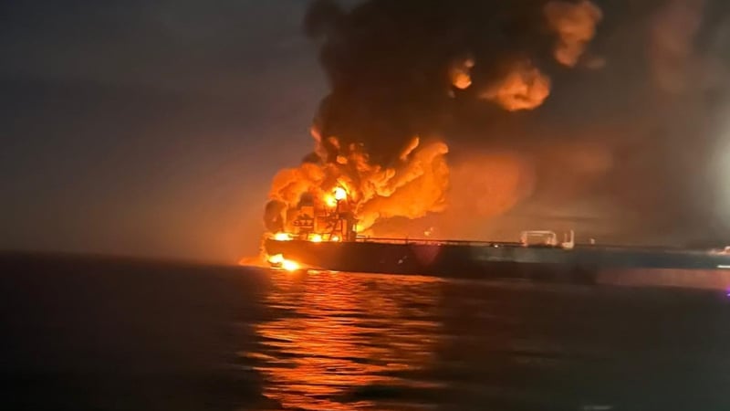 Karadeniz'de isabet alan 'Virat' isimli gemi Türkeli'ye çekiliyor