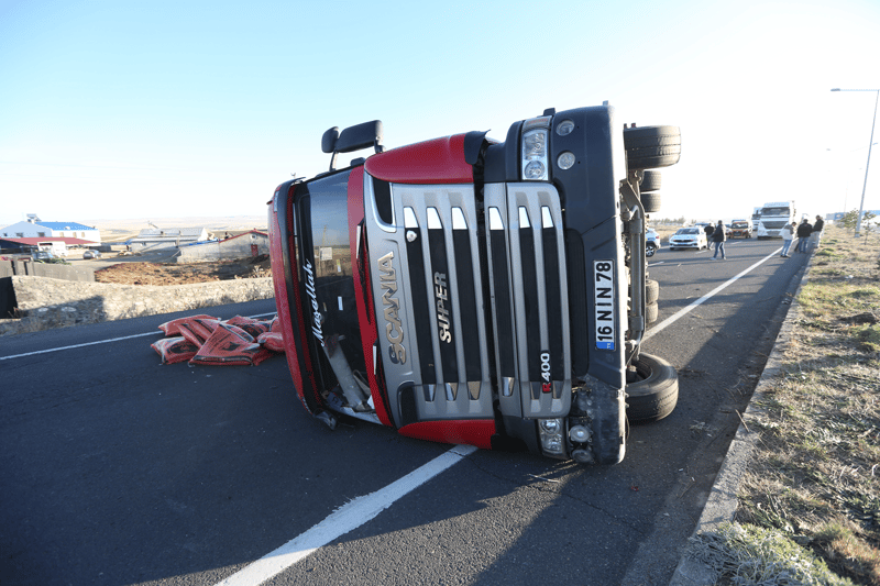 Kars'ta yem yüklü tır devrildi... Yol ulaşıma kapandı