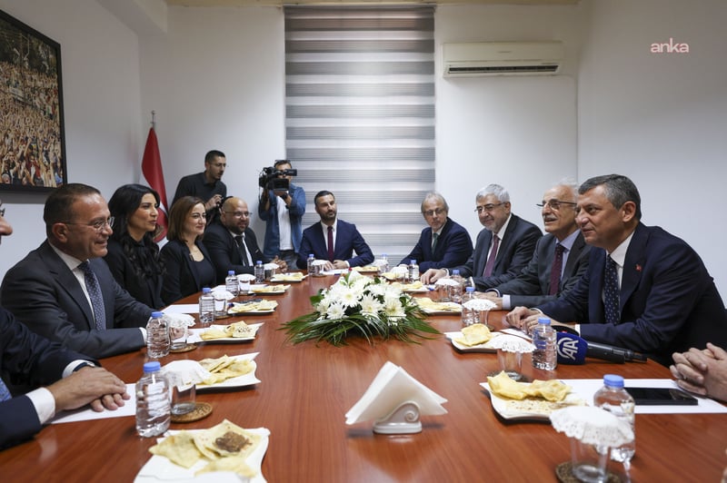 Özgür Özel, Kuzey Kıbırıs'ta CTP'yi ziyaret etti