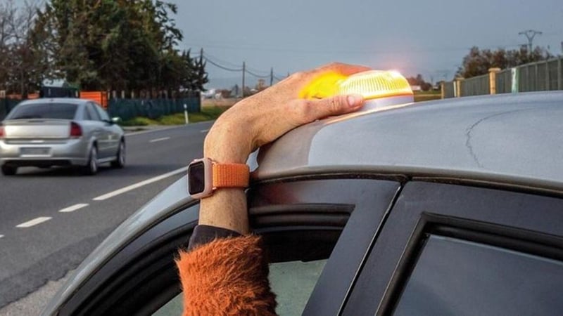 La OCU despeja todas las dudas sobre las balizas V-16 que serán obligatorias a partir de enero de 2026: "Sin ella el riesgo de atropello será muy elevado"