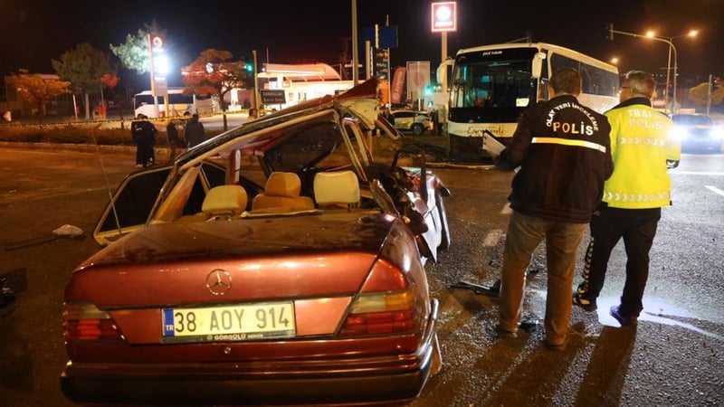 Nevşehir’de korkunç kaza! Turistleri taşıyan otobüs ile otomobil çarpıştı: 2 ölü, 3 yaralı