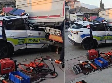 Son dakika: Manisa'da ekip aracı TIR'a çarptı! 1 polis şehit