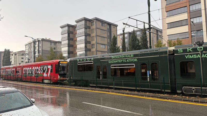 Gaziantep'te endişe veren anlar! Tramvaya yıldırım isabet etti