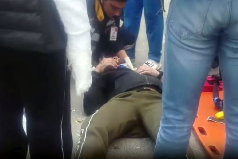 Fırtınada motosikleti devrilen kurye yaralandı