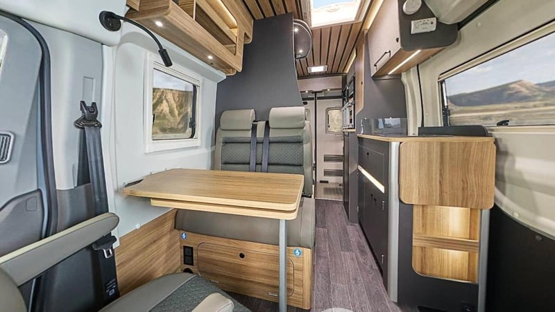 Robustez y confort se dan la mano en esta cámper con maletero convertible en dormitorio