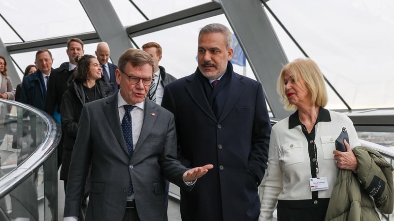 Bakan Fidan, Almanya Federal meclis binasını ziyaret etti