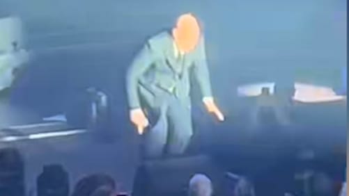 Der Schock-Moment im Video - Hier stürzt der Graf von der Bühne