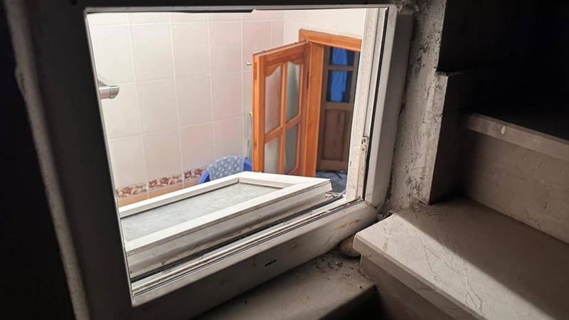 Camı kırıp eve girdi; yaşlı kadının ağzını bantlayıp altınları çaldı