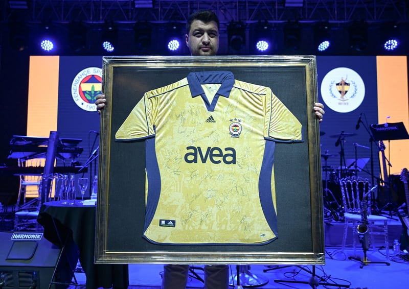 F.Bahçe'nin imzalı 100. yıl forması 1 milyon TL'ye satıldı