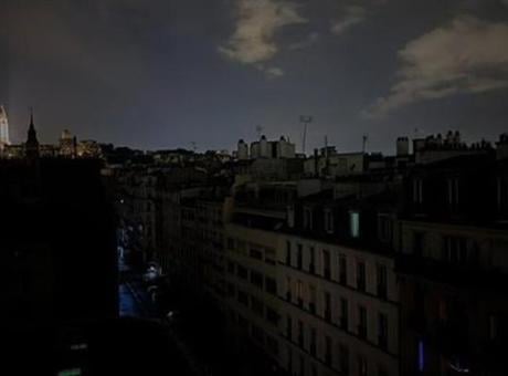 Avrupa'nın kalbi karanlığa gömüldü! 170 bin hane elektriksiz kaldı, toplu taşımada kaos çıktı