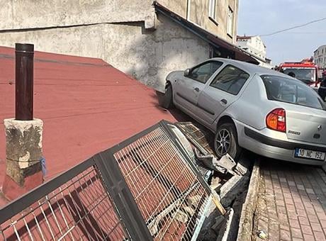 Park halindeki araca çarpan otomobil, evin çatısına çıktı