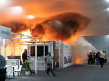 Meterhohe Flammen in Belém: Gelände der COP30 ist nach Feuer wieder geöffnet – Klimakonferenz droht Verlängerung