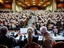 Mitgliederversammlung: Pommes und Stadionpläne: FC St. Pauli trotzt Sportmisere