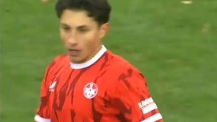 Ohne Sponsor? - Trikot-Rätsel um  16-Jährigen