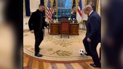 Donald Trump joue au football avec Cristiano Ronaldo dans une vidéo générée par l'IA