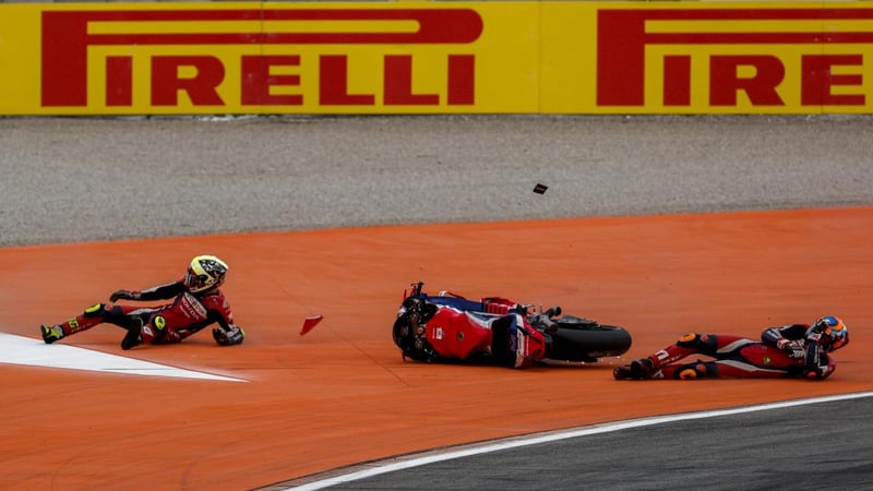 Joan Mir, sancionado con una long lap, lamenta haber tirado a su compañero Marini: "No suelo hacer estas cosas"