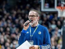 Tom Böttcher ist seit 25 Jahren die Stimme von Alba Berlin: „An den Tischen saßen zehn Reporter, alle seriös gekleidet – und ich mit gelber Perücke“