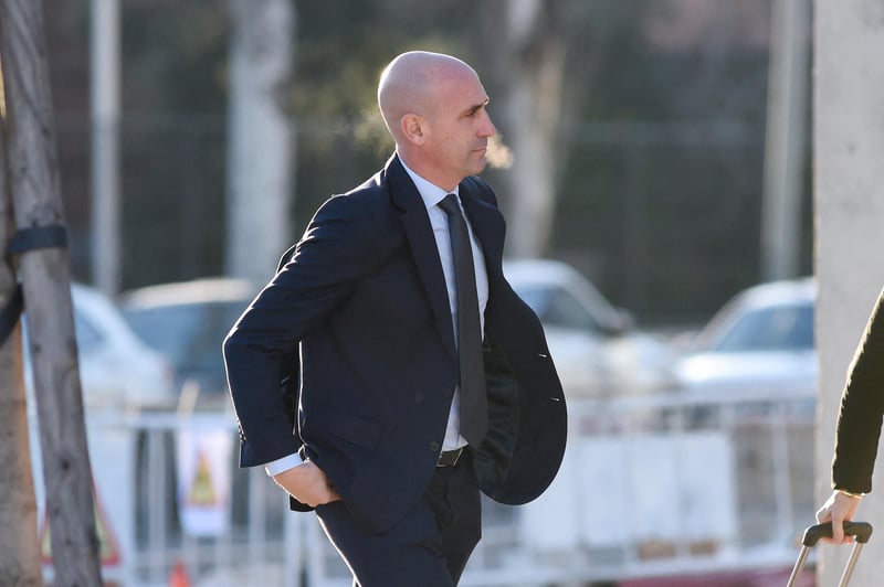 L’ex-président de la Fédération espagnole de football condamné après son baiser forcé sur une joueuse, visé par des œufs