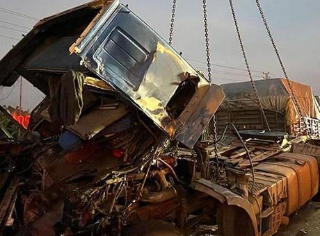 Antalya'da yolcu otobüsü ile TIR çarpıştı! Yaralılar var