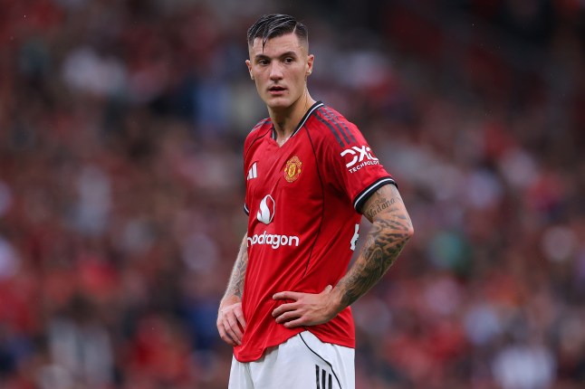 Former Arsenal striker backed to replace injured Man Utd star Benjamin Sesko