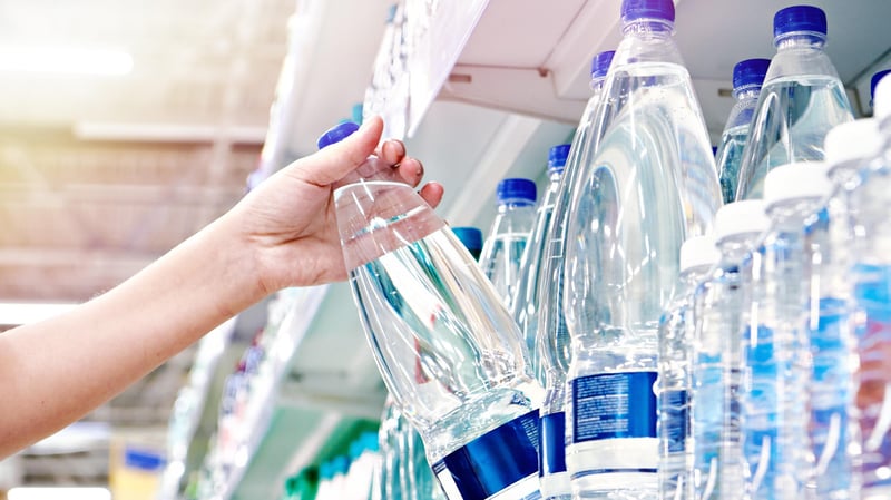 «D’une brutalité inouïe» : la hausse de la TVA sur les bouteilles d’eau à usage unique fait débat à l’Assemblée