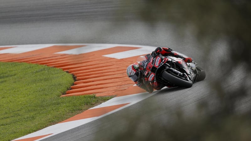 Bezzecchi destroza los pronósticos, tras un susto, y el récord para llevarse la pole en Cheste