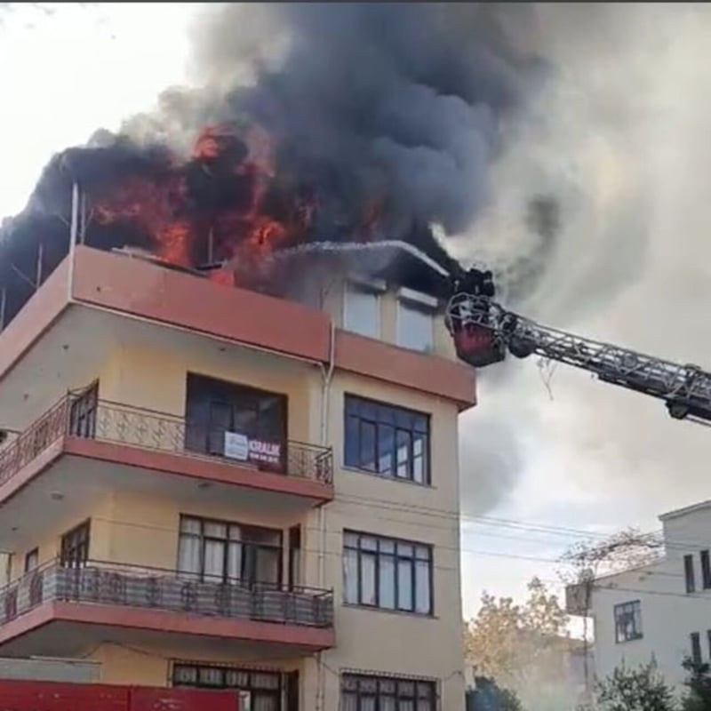Anne ve 3 çocuğu içerideydi... Alevler yükseldi nefesler tutuldu!