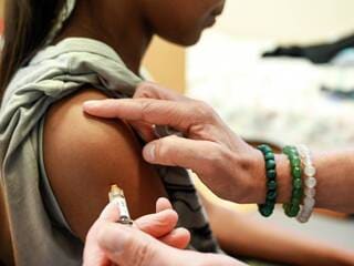 Qui ? Quand ? Combien de doses ? On vous dit tout sur la vaccination contre le HPV et les méningocoques en collège