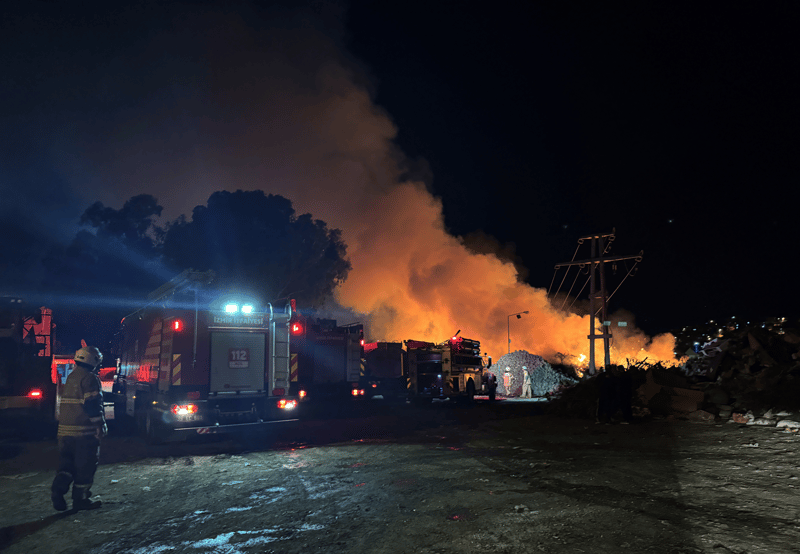 İzmir'de çöp toplama alanında yangın... Alevler kontrol altına alındı