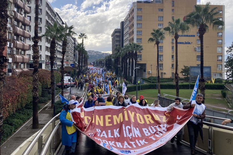 İzmir’de “Geçinemiyoruz” mitinginde emekçiler meydanı doldurdu