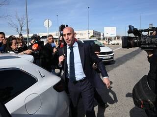 VIDÉO. Après son baiser forcé, Luis Rubiales visé par des jets d’œufs lors de la présentation de son livre