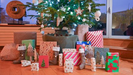 Vous achetez des cadeaux de Noël pour votre belle-famille car votre partenaire rechigne à le faire ? Racontez-nous